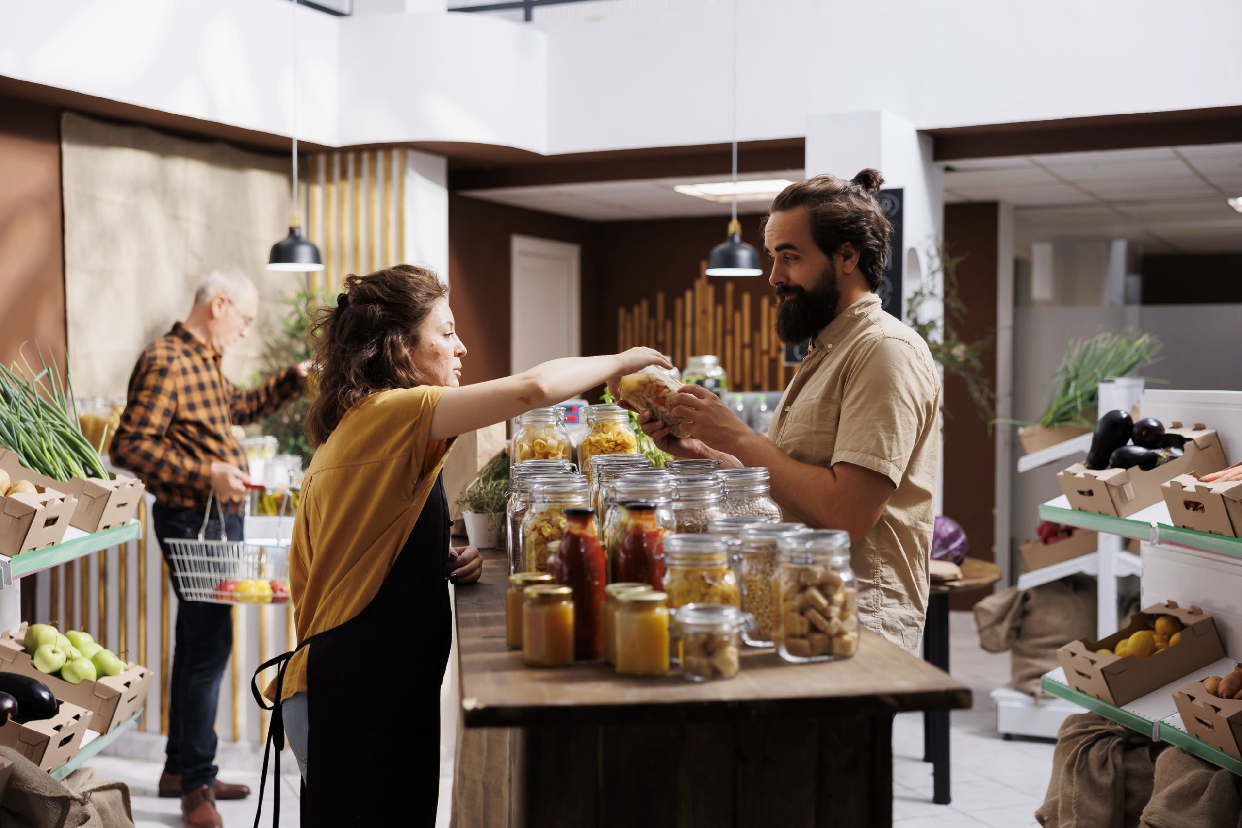 Mujer exhibiendo productos