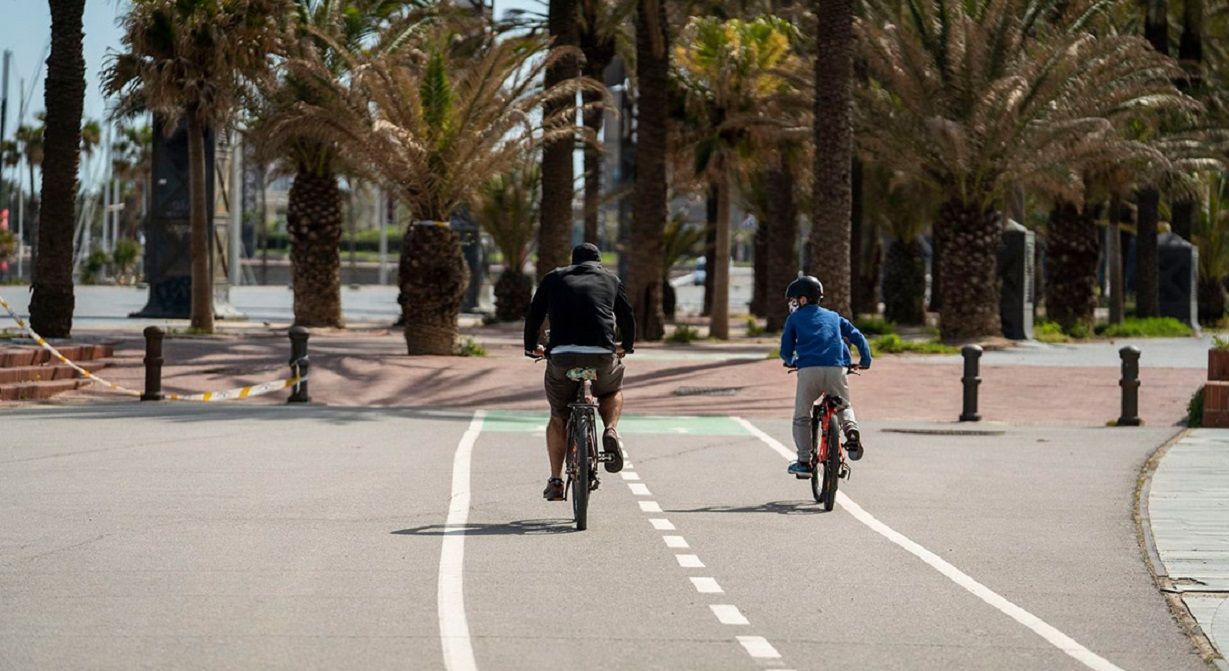 Padre e hijo en bicicleta